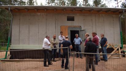 Bild: Braun, Richard (RICHARD-TRAUSNITZ@T-ONLINE.DE)
Der Bau des neuen Wasserwerkes liegt im geplanten Zeit- und Kostenrahmen. Vor Ort machten sich die Verbandsräte ein Bild vom Baufortschritt.