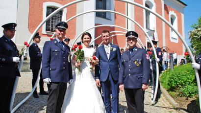 Bild: ENZ, Autor [ENZ] (WENZELSUSANNE@YAHOO.DE)
Annika Friedl und Andreas Frank schlossen den Bund fürs Leben. Unter dem Spalier gratulierten Vorsitzender Stefan Keil (rechts) und Kommandant Andreas Köhler (links) von der Feuerwehr Neualbenreuth dem frisch vermählten Paar.