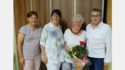 Bild: Bild: ohr
Bezirksvorsitzende Johanna Steltenberg (Zweite von links), Team-Sprecherin Karolina Böckl (links) und Vorstandsmitglied Stilla Jahn- Obendorfer (rechts) zeichneten Rosi Osso (Zweite von rechts) für 40-jährige Zugehörigkeit und besondere Verdienste mit der Ehrennadel in Gold mit Stein aus.