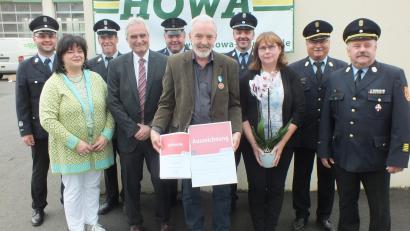 Bild: SOJ, Autor [SOJ] (JOSEFSOELLNER@T-ONLINE.DE)
Ehre, wem Ehre gebührt. Im Bild: (von links)  Zweite Bürgermeisterin Heidi Philipp, Bürgermeister Manfred Kratzer, Norbert und Christine Horn, Kreisbrandrat Andreas Wührl; hinten von links:  Michael Knott, Kreisbrandmeister Peter Prechtl, Vorsitzender Thomas Pelzer, Kommandant Gerhard Horn, Kreisbrandinspektor Otto Braunreuther.