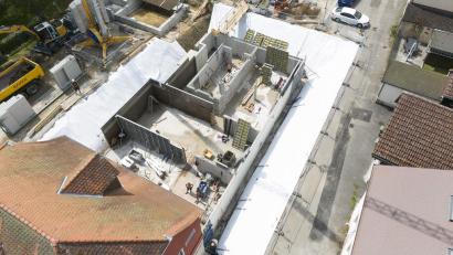 Bild: Wolfgang Erhart/exb
Die „Grundsteine“ für den Feuerwehrhaus-Anbau und den Radl-Point in Waldershof sind gelegt. Die Gesamtkosten der Baumaßnahme liegen bei 4,3 Millionen Euro.