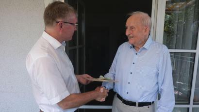Bild: usc
Glückwünsche des Amberger Oberbürgermeisters und ein Geschenk überbrachte 3. Bürgermeister Franz Badura dem Jubilar Bernhard Krüßel.