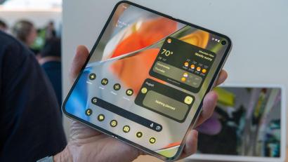 Bild: Andrej Sokolow/dpa
Das Pixel 9 ProFold konkurriert mit auffaltbaren Smartphones vor allem von Samsung.