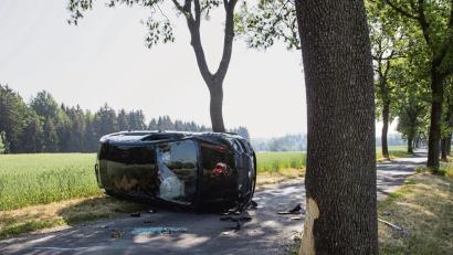 Bild: rw
Bei einem Unfall auf der Kreisstraße in Richtung Reuth prallt ein Auto gegen einen Alleebaum. Der Fahrer des Wagens flüchtet, meldet sich dann mit dem Handy bei Familienangehörigen – er bleibt unverletzt. Sein Beifahrer wird leicht verletzt ins Krankenhaus Kemnath gebracht.
