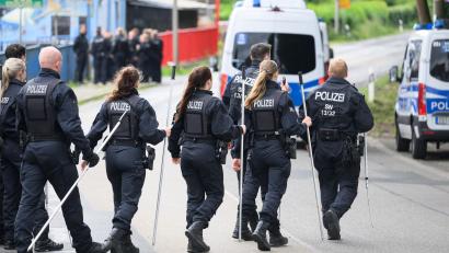 Symbolbild: Robert Michael/dpa
Polizisten sind mit Suchstangen im Einsatz.