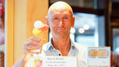 Bild: Uwe Anspach/dpa
Wenn Michael Böhmer ein Eis über die Theke reicht, wird nicht in Kugeln sondern in Gramm abgerechnet.