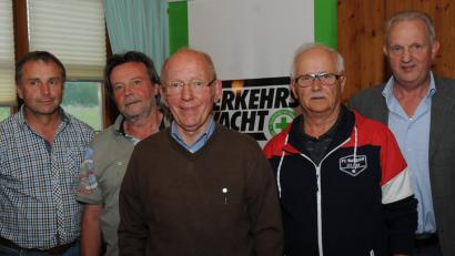 Bild: gf
Günter Neumann – seit Jahren Fahrsicherheitstrainer – erhielt das goldene Ehrenzeichen der Landesverkehrswacht. Für langjährige aktive Mitarbeit in der Kreisverkehrswacht wurden außerdem Günter Schlagenhaufer, Reinhold Ziermeier und Heinz Dürbeck mit dem silbernen Ehrenzeichen ausgezeichnet. Mit im Bild: Bezirksvorsitzender Josef Argauer (von links).