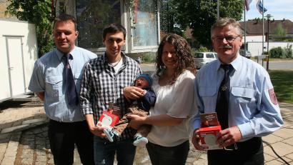 Bild: wro
Zusammen ihrem kleinen Lukas freute sich die Leugaser Familie Brunner über einen kostenlosen Rauchmelder, der ihnen vom Feuerwehrbeauftragten und Vorsitzenden der Schönhaider und Leugaser Wehr Helmut Oppl (rechts), bzw. Kommandant Christian Schön (links) am Brunnenfest übergeben wurde.