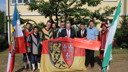 Bild: Michael Schröter
Die Fahnenschwinger Gebenbach brauchen Unterstützung. Von links:  Norbert  Hager,  Cajetan  Kredler,  Michael  Neumüller  (Sparkasse  Amberg-Sulzbach), 
Landrat Richard Reisinger, Max Friedl, Johannes Piehler, Peter Kick, Johannes Hager, Andreas 
Kick.