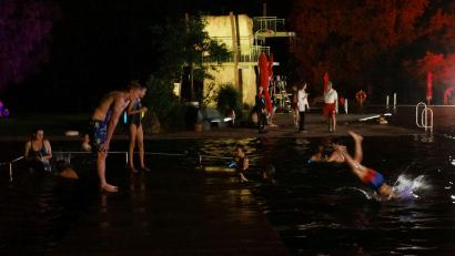 Archivbild: bkr
Samstagnacht können Schwimmer, wie auf dem Bild von 2021, in rund 25 Grad warmes Wasser springen. Das Naturerlebnisbad Immenreuth lädt wieder zum Mondscheinschwimmen ein.