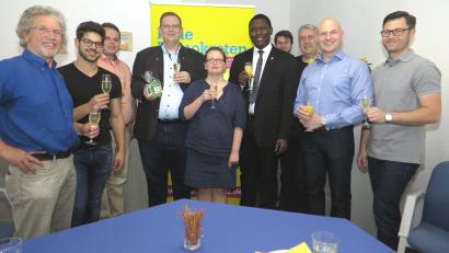 Bild: Hirsch
An der Einweihung des FDP-Wahlkreisbüros nahmen Rudi Sommer, Tarek Carls, Thomas Dischinger, MdB Ulrich Lechte, Dr. Cllaudia Kempf, Pfarrvikar Dr. Stephen Annan, Martin Waßink, Jens Rohn, Stefan Potschaski und Christoph Skutella (von links) teil.