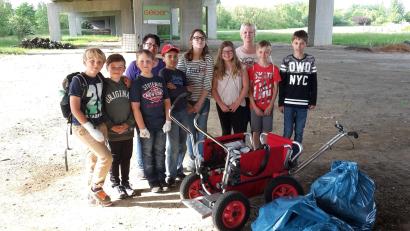 Bild: exb
Die Firmkinder mit ihren Gruppenleiterinnen Kerstin Welz und Sonja Haberkorn (hinten, von rechts) auf ihrer Müllsammeltour.