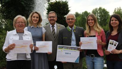 Bild: ads
Roman Hindl (Dritter v.r.) überreichte im Beisein von Bürgermeister Martin Preuß  (Dritter v.l.) jeweils eine Spende von 500 Euro an Marianne Gutwein (SkF) , Elizaveta Smyslova (Freiwilligenagentur) und Kerstin Pfitzner und Susanne Schmid (Pflegende Angehörige) (v.l.) . Bild: (ads)