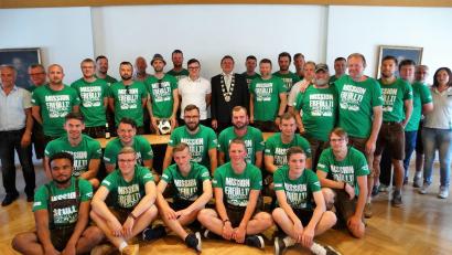 Bild: ct
Stolz präsentiert sich die Meistermannschaft des 1. FC Schlicht bei ihrer Ehrung im Rathaus in Vilseck; Links von Bürgermeister Hans-Martin Schertl (mit Amtskette) steht Vorsitzender Stefan Weiß, rechts von ihm sind Spielleiter Johannes Schecklmann und Trainer Stephan Braun.