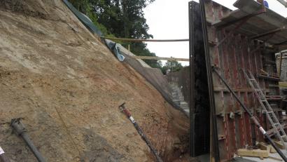 Bild: Bild: Amann
Bevor die Schalung (rechts) für die Mauer aufgebaut werden konnte, bedurfte es erst einer aufwendigen Hangsicherung.