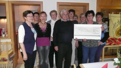 Bild: amö
Pfarrer Eugen Wismeth weiß das Geld zu schätzen, das die Mitglieder des Winklarner Frauenbundes heuer in die Renovierung der Sakristei investieren wollen.