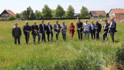 Bild: Bild: ral
Zahlreiche Ehrengäste kamen zum Spatenstich für den Penny-Markt. Das Bild zeigt (von links) Gemeinderat Hans Meier, Kämmerer Hans Werner, Andreas Lesch von der CDP-Projektgesellschaft, Michael Kittler, Gebietsvertreter Michael Jasch, Dritten Bürgermeister Eduard Delling, Gemeinderat Franz Probst, Gemeinderätin Lydia-Magdalena Schimmer, Landrat Thomas Ebeling, Gemeinderat Ewald Meier, Verwaltungsleiter Martin Janz, Bürgermeister Josef Deichl, Zweiten Bürgermeister Andreas Altmann und Architekt Herbert Lutz.