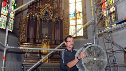 Bild: Stephan Huber
Wichtig: Das Schädlicngsbekämpfungsmittel muss in gleich,mäßiger Konzentration über den gesamten Innenraum von St. Katharina verteilt werden. Dazu nutzt Uwe Rascher von dem Fachunternehmen Binker Ventilatoren.