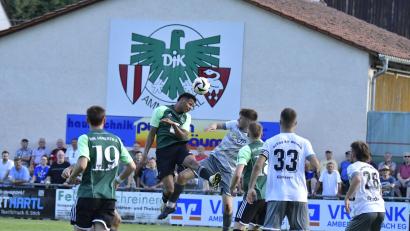 Bild: Ziegler
Die DJK Ammerthal (grüne Trikots) siegte gegen die SpVgg SV Weiden mit 2:0.