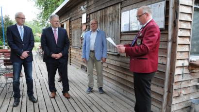 Bild: exb
Marktbläser-Vorsitzender Matthias Fenk (rechts) und Kulturausschuss-Vorsitzender Martin Wild (Zweiter von rechts) baten Bürgermeister Bernhard Lindner und Landrat Richard Reisinger (von links), die Schirmherrschaft und Ehrenschirmherrschaft zu übernehmen.