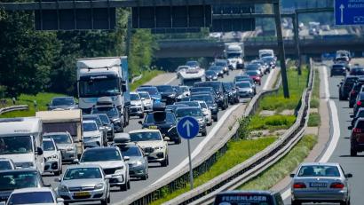 Bild: Uwe Lein/dpa
Fahrzeuge stauen sich auf der Autobahn A8 bei Rosenheim in Fahrtrichtung München. (Archivbild)
