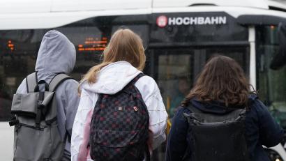 Bild: Marcus Brandt/dpa
Zwei Schülerinnen und ein Schüler warten in Hamburg auf einen Bus. (Symbolbild)