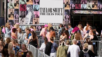 Bild: Alastair Grant/AP/dpa
Zehntausende Fans kamen zum ersten Konzert von Taylor Swift.