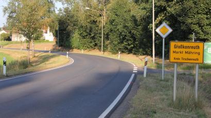 Bild: kro
Marktgemeinderat Manfred Fehr forderte, dass die Ortsdurchfahrtsstraßen von Großkonreuth (Bild) und Poppenreuth auf 30 km/h beschränkt werden sollten, weil viel zu schnell gefahren werde.