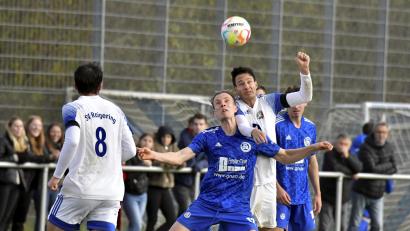 Archivbild: Hubert Ziegler
Benedikt Buegger (Mitte, hinten) bei einem Kopfballduell im Trikot des SV Raigering. Am fünften Spieltag der Kreisliga Süd trifft er erstmals mit seinem neuen Verein auf die Panduren.