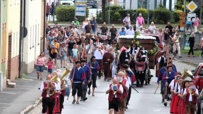 Bild: stg
Mit einem schmucken Festzug startete das Kemnather Wiesenfest.