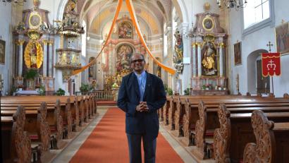 Bild: jr
Die Pfarrkirche St. Laurentius in Bad Neualbenreuth war in den vergangenen 13 Jahren die Wirkungsstätte von Pfarrer George Parankimalil. Am kommenden Sonntag feiert er hier seinen Abschiedsgottesdienst.
