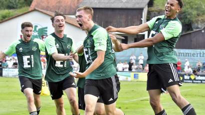 Bild: Hubert Ziegler
Das schreien sie ihre ganze Freude heraus: Doppeltorschütze Noah Pirner (Dritter von links) nach dem 1:0 für Ammerthal zusammen mit Dragan Lazarevic, Dennis Weidner und Kevin Mutove (von links).
