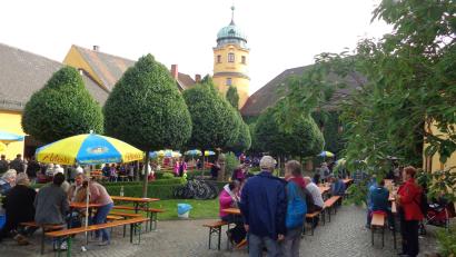Archivbild: Werner Prucker/exb
Unter anderem wegen Corona konnte im Jahr 2017 zum bislang letzten Mal das Bürgerfest (Bild) in Reuth gefeiert werden. Diesen Donnerstag stellt die Familie von Podewils der Gemeinde wieder den Schlosshof zur Verfügung.