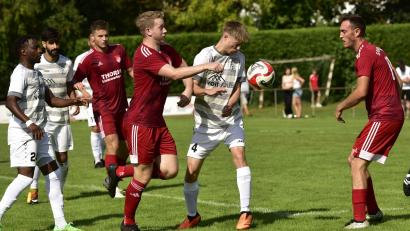 Bild: ham
Dennis Lobinger (Dritter von rechts) und Michael Busch sorgten mit ihren Toren für den 2:0-Erfolg der SpVgg Pfreimd gegen den TSV Tännesberg