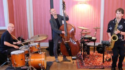 Bild: do
Mit einer Reise in die Randgebiete des Jazz und der Elektronik begeisterte das Trio Gerwin Eisenhauer (Schlagzeug), Bassist Christian Diener und Tobias Meinhart (Saxophon) im Kloster Speinshart die Jazz-Enthusiasten