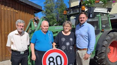 Bild: gis
Jubilar Bernhard Sauer vor einem großen Traktor mit Ehefrau Brigitta, Bürgermeister Sebastian Voit (rechts) und Manfred Prechtl (links), einem langjährigen Freund aus Mehlmeisel.