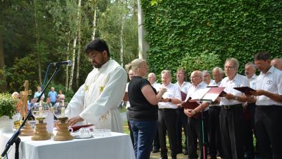 Bild: fdl
Auch für Pfarrer Paily ist der Festgottesdienst am Fuße des Aussichtsturms und unter dem Dach der hohen Bäume ein Erlebnis.