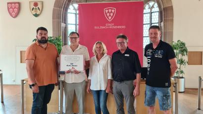 Bild: Johanna Wojtas/exb
Bürgermeister Stefan Frank mit dem Leiter des Ernst-Naegelsbach-Hauses, Stefan Reither, und den Vertretern des Autohauses Auers bei der Spendenübergabe.