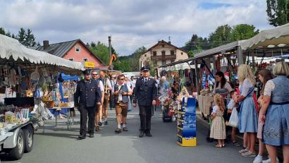 Bild: gis
Am Festzug beteiligten sich Sebastian Wiche (vorne, links) und Georg Lehnert (vorne, rechts) von der Feuerwehr.