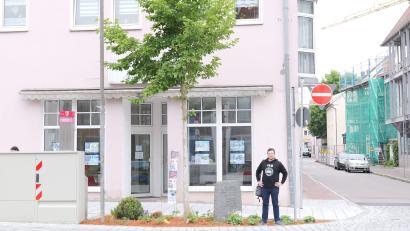 Bild: Lisamarie Berger/Ovigo-eater/exb
Ovigo-Intendant Florian Wein vor dem Gedenkstein des Habermeier-Hauses in Schwandorf.