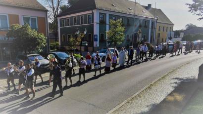Bild: gz
Die Blaskapelle führt unter dem Kommando von Feuerwehrkommandant Georg Rauch den Kirchenzug zur Pfarrkirche Eslarn.