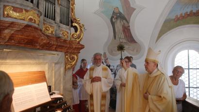 Bild: sne
Weihbischof Reinhard Pappenberger spendet der neuen Orgel seinen Segen.