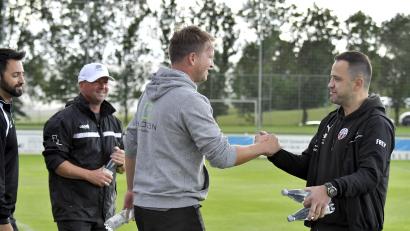 Archivbild: Hubert Ziegler
Kai Hempel (links), Trainer DJK Gebenbach, und Faruk Maloku (rechts), sein Vorgänger in Gebenbach und jetzt Chamer Coach, treffen am Samstag mit ihren Teams aufeinander.