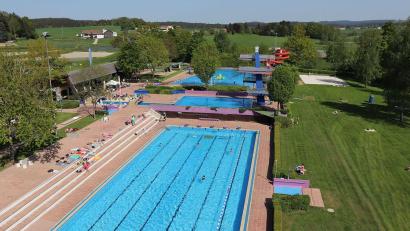 Archivbild: Stadt Tirschenreuth/exb
Das Freibad in Tirschenreuth hat mit der großen Wasserrutsche und dem Sprungturm einiges zu bieten.