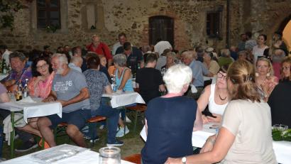 Bild: gi
Das 36. Weinfest des Fördervereins Schloss Burgtreswitz lockt in einer lauen Sommernacht viele Besucher an.