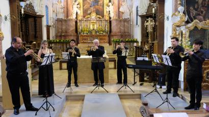 Bild: do
"Festliche Trompetenserenade" und "Vom Herold zur Brassband" hieß es zum Abschluss der Speinsharter Sommerkonzerte. In der Klosterkirche imponierte die glanzvolle Trompetenmusik des Festival-Blechbläserensembles unter Leitung von Professor Otto Sauter (Bildmitte). Am Klavier bezauberte Natalia Ilkiv.