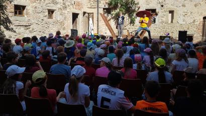 Bild: gi
Das Ovigo-Theater präsentiert das spannende und witzige Stück „Käpten Knitterbart und seine Band“ auf Schloss Burgtreswitz, das bei den jungen Besuchern großen Anklang findet.