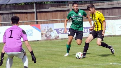 Archivbild: hho
Tabellenführer FC Tirschenreuth (Szene mit Torwart Patrick Rahn, links, und Julian Zant, rechts, beim 2:1-Sieg beim SV Mitterteich II) gastiert am Samstag beim TSV Thiersheim.
