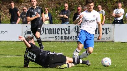 Archivbild: Dieter Jäschke
Offensivdrang wie hier von Nico Lautner (rechts, in einem Punktspiel gegen Schirmitz) wünscht sich der Vorbacher Anhang im Derby gegen den ASV Haidenaab.