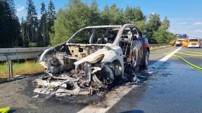 Bild: Feuerwehr Wiesau/exb
Auf der Autobahn 93 zwischen Wiesau und Falkenberg stand am Mittwoch ein E-Auto in Vollbrand. Der Fahrer konnte sich noch rechtzeitig in Sicherheit bringen und einen Notruf absetzen.